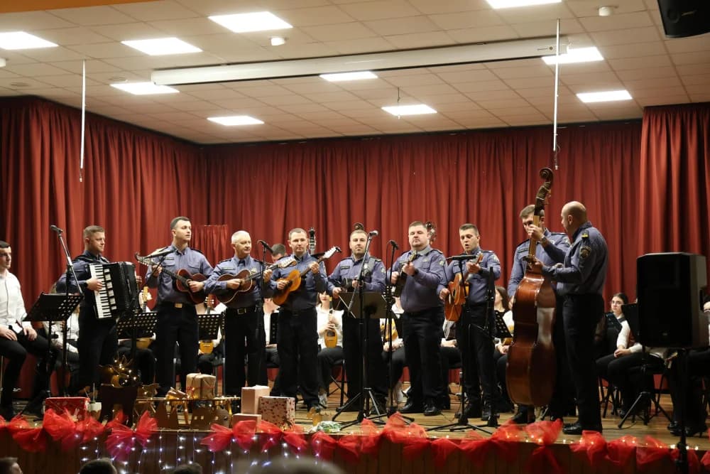 Oduševljenje kutjevačke publike i ove godine: Kutjevački tamburaški orkestar, solisti i Tamburaški sastav brodsko-posavskih policajaca nizao skladbe