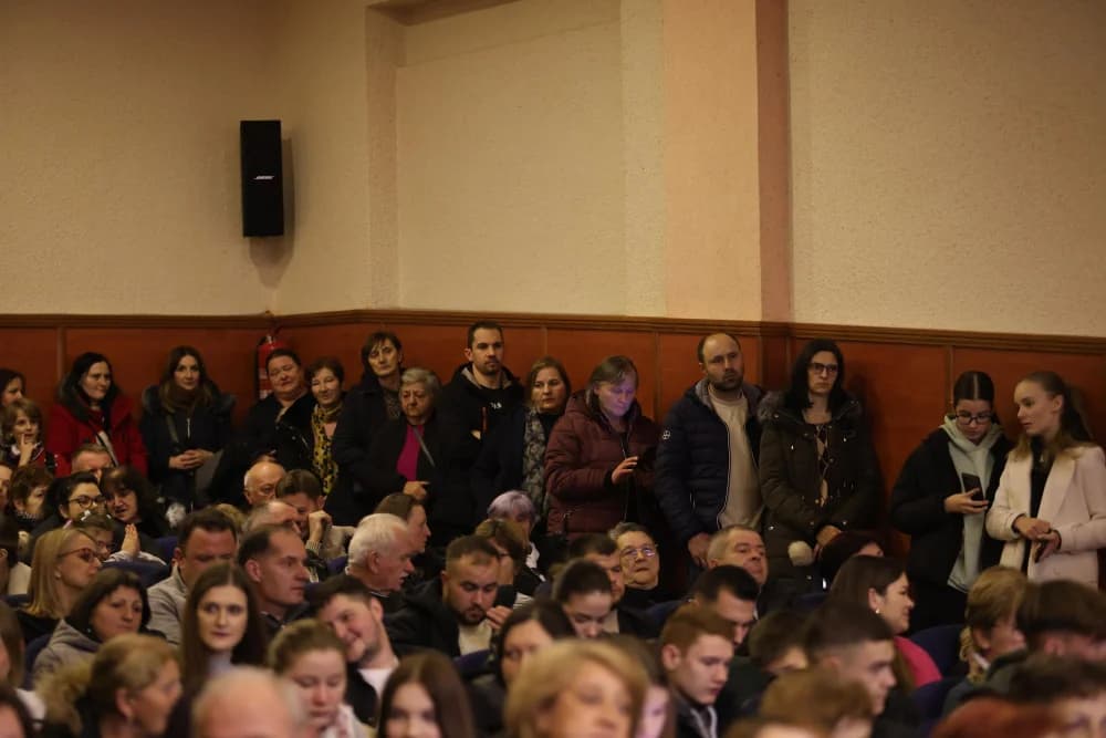 Oduševljenje kutjevačke publike i ove godine: Kutjevački tamburaški orkestar, solisti i Tamburaški sastav brodsko-posavskih policajaca nizao skladbe