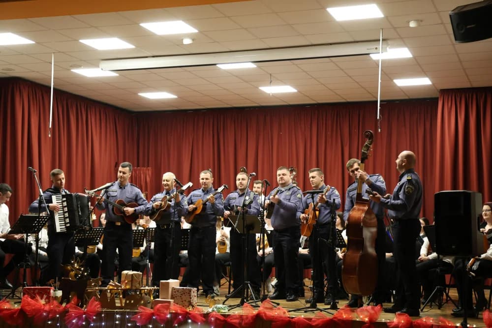 Oduševljenje kutjevačke publike i ove godine: Kutjevački tamburaški orkestar, solisti i Tamburaški sastav brodsko-posavskih policajaca nizao skladbe