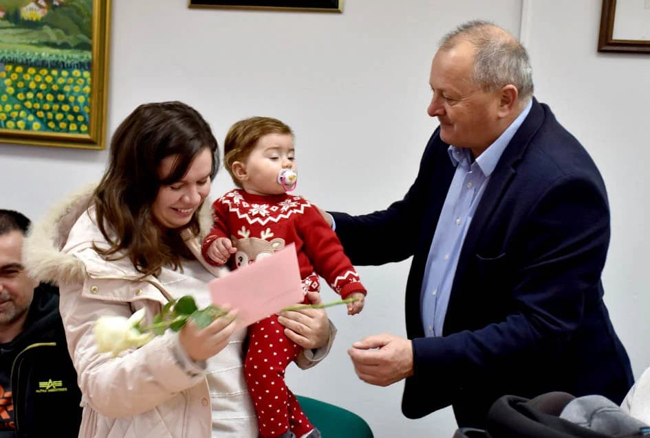 OPĆINA JAKŠIĆ DARIVALA RODITELJE NOVOĐENE DJECE: Prvi puta više dječaka