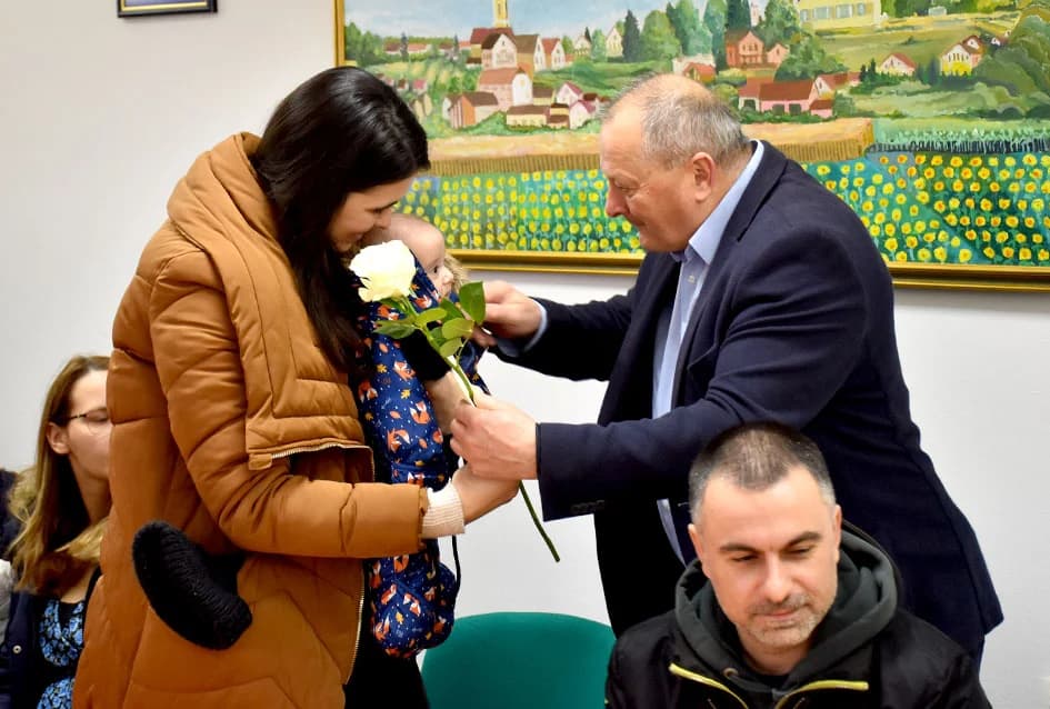 OPĆINA JAKŠIĆ DARIVALA RODITELJE NOVOĐENE DJECE: Prvi puta više dječaka