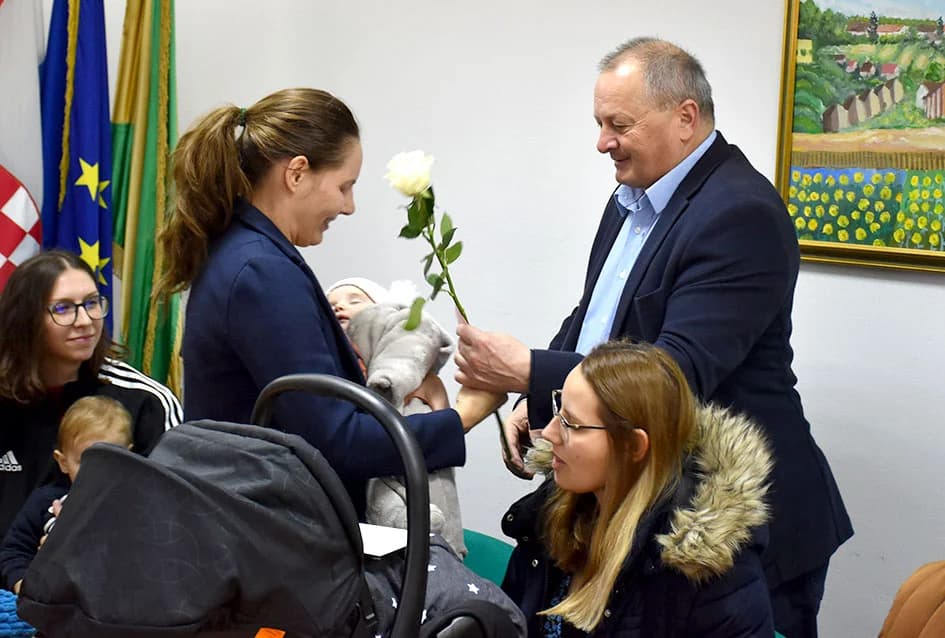 OPĆINA JAKŠIĆ DARIVALA RODITELJE NOVOĐENE DJECE: Prvi puta više dječaka