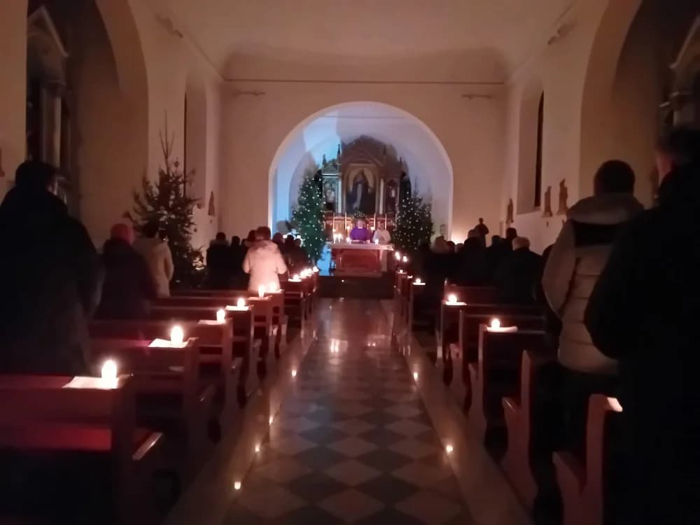 Kao nekad u stara dobra vremena: Jutarnja misa zornica pod svijećama