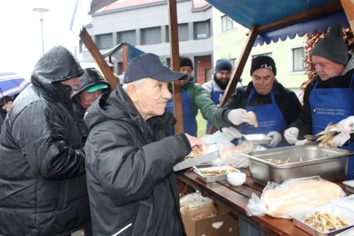 Ispred Gradske kuće u Pleternici građanima podijelili  posne obroke i ponudili ih medenom rakijom