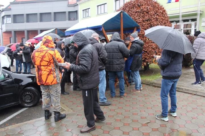 Ispred Gradske kuće u Pleternici građanima podijelili  posne obroke i ponudili ih medenom rakijom