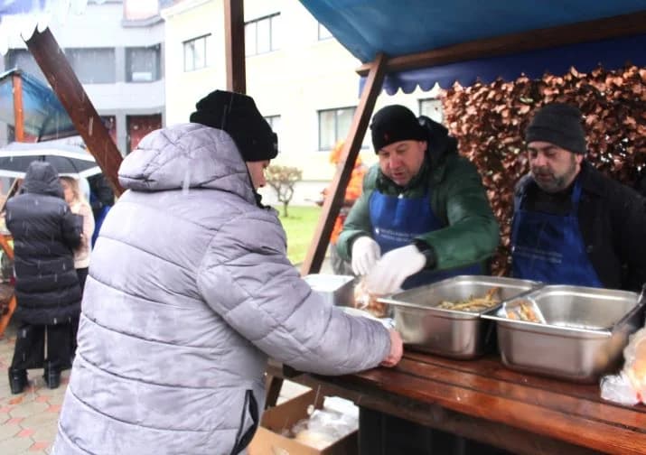 Ispred Gradske kuće u Pleternici građanima podijelili  posne obroke i ponudili ih medenom rakijom
