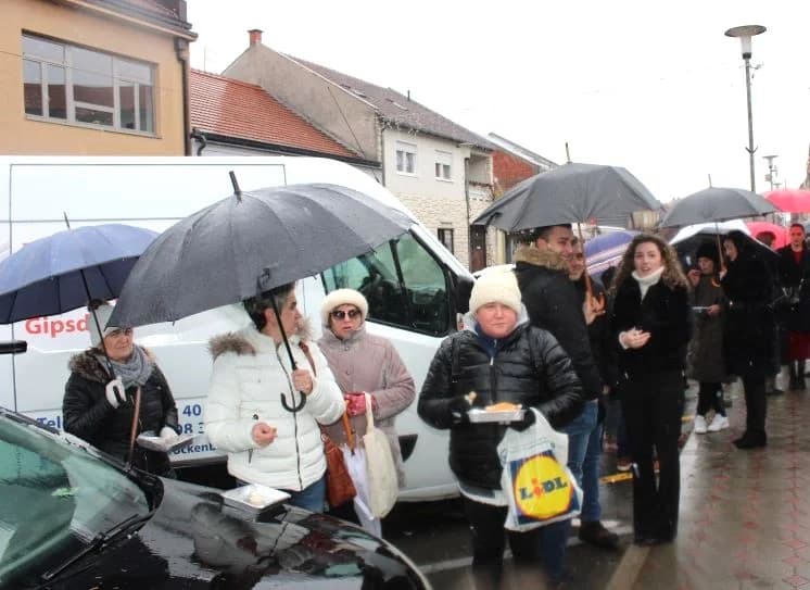 Ispred Gradske kuće u Pleternici građanima podijelili  posne obroke i ponudili ih medenom rakijom