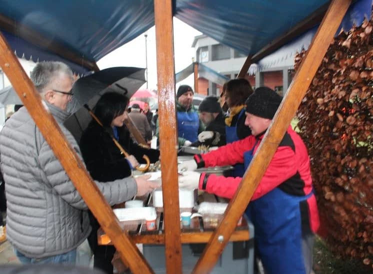 Ispred Gradske kuće u Pleternici građanima podijelili  posne obroke i ponudili ih medenom rakijom