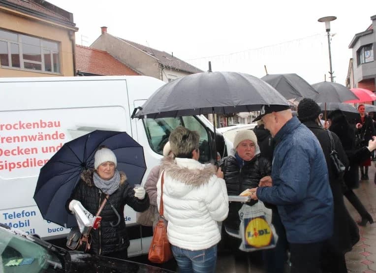 Ispred Gradske kuće u Pleternici građanima podijelili  posne obroke i ponudili ih medenom rakijom