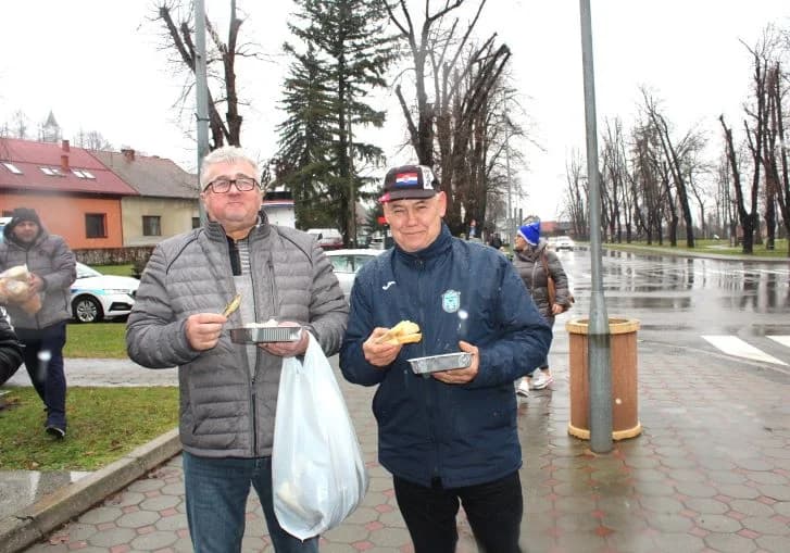 Ispred Gradske kuće u Pleternici građanima podijelili  posne obroke i ponudili ih medenom rakijom