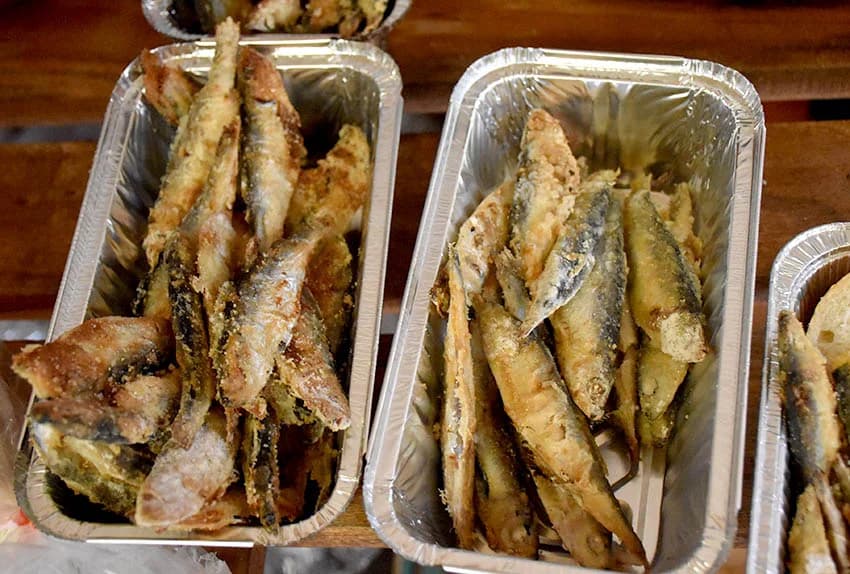 OBRTNICI PRIPREMILI TRADICIONALNI POSNI OBROK Badnjak uz girice i medenu rakiju za Požežane