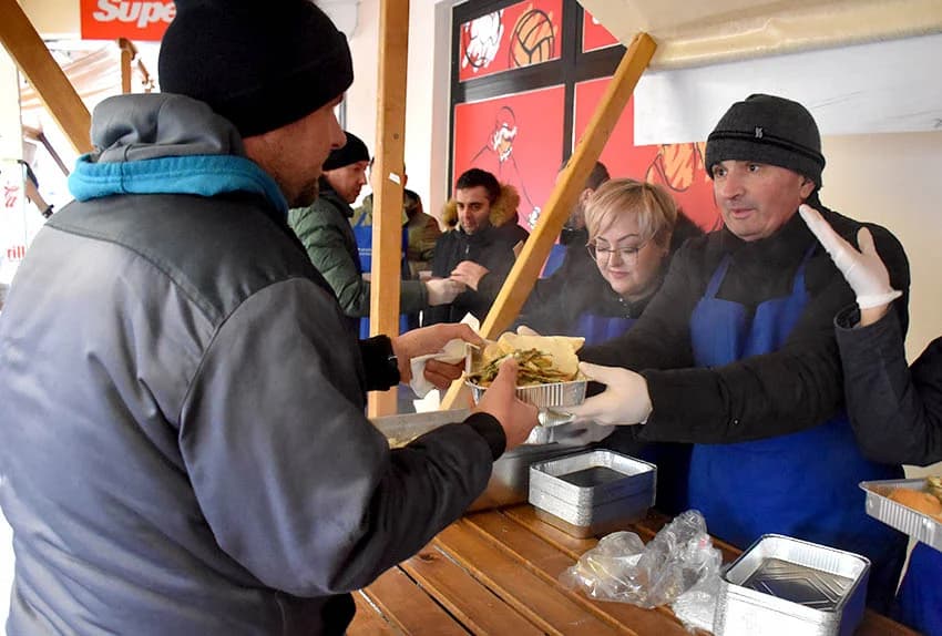 OBRTNICI PRIPREMILI TRADICIONALNI POSNI OBROK Badnjak uz girice i medenu rakiju za Požežane