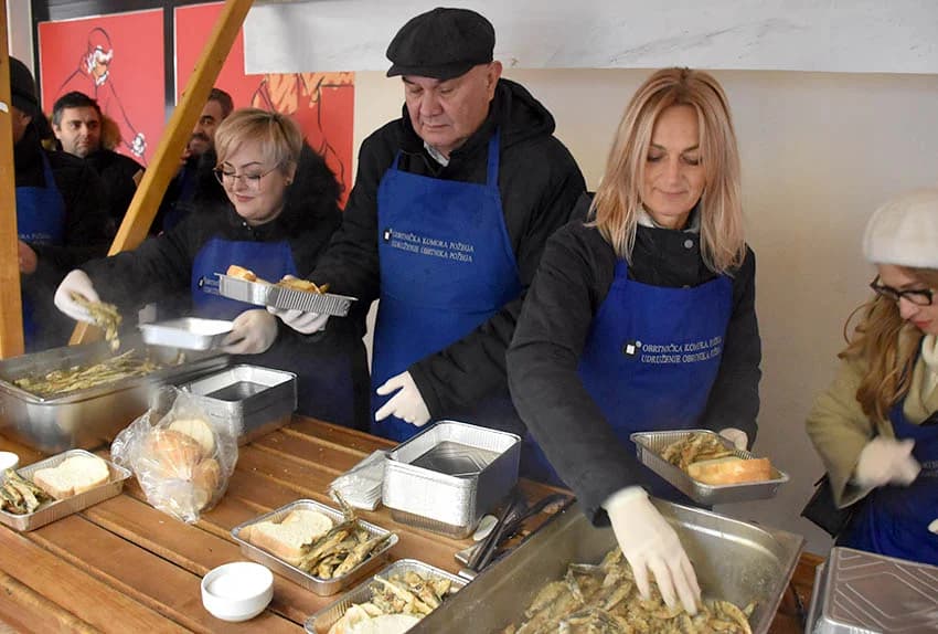 OBRTNICI PRIPREMILI TRADICIONALNI POSNI OBROK Badnjak uz girice i medenu rakiju za Požežane