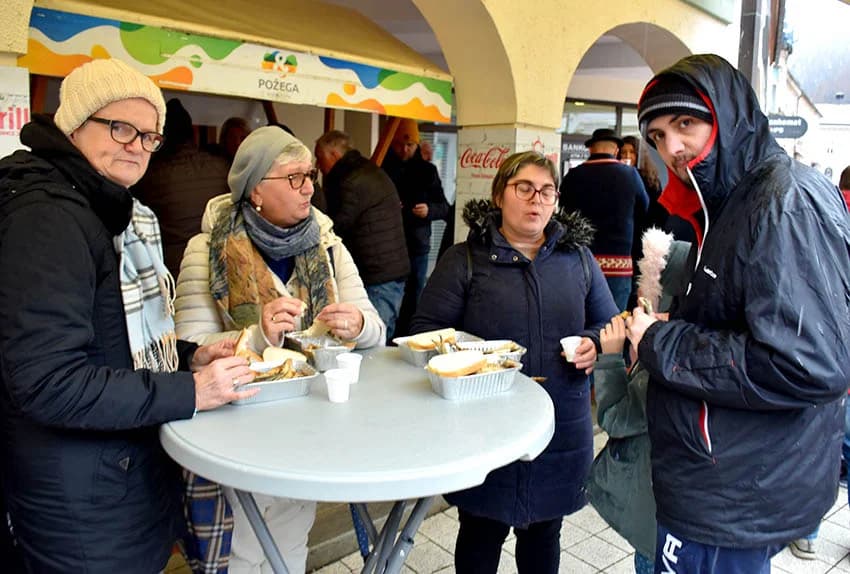 OBRTNICI PRIPREMILI TRADICIONALNI POSNI OBROK Badnjak uz girice i medenu rakiju za Požežane