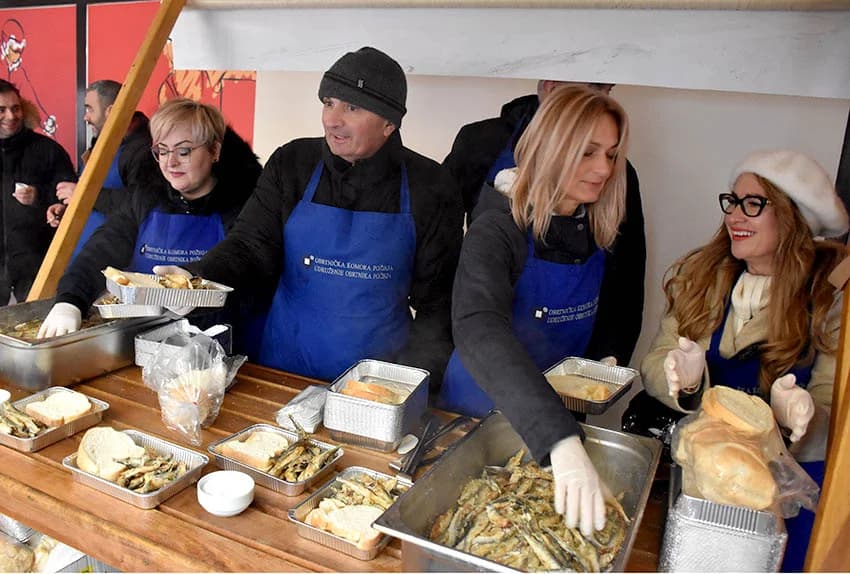 OBRTNICI PRIPREMILI TRADICIONALNI POSNI OBROK Badnjak uz girice i medenu rakiju za Požežane