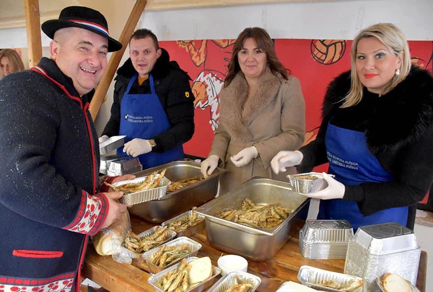 OBRTNICI PRIPREMILI TRADICIONALNI POSNI OBROK Badnjak uz girice i medenu rakiju za Požežane