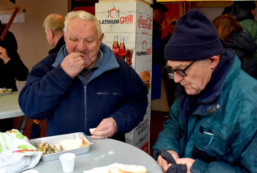 OBRTNICI PRIPREMILI TRADICIONALNI POSNI OBROK Badnjak uz girice i medenu rakiju za Požežane
