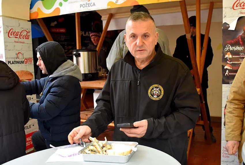 OBRTNICI PRIPREMILI TRADICIONALNI POSNI OBROK Badnjak uz girice i medenu rakiju za Požežane