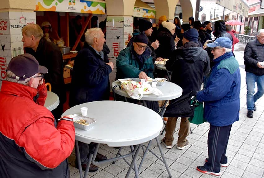 OBRTNICI PRIPREMILI TRADICIONALNI POSNI OBROK Badnjak uz girice i medenu rakiju za Požežane