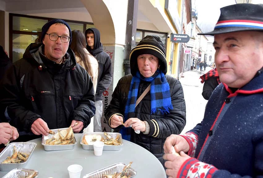 OBRTNICI PRIPREMILI TRADICIONALNI POSNI OBROK Badnjak uz girice i medenu rakiju za Požežane
