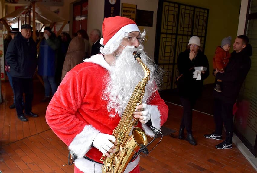 OBRTNICI PRIPREMILI TRADICIONALNI POSNI OBROK Badnjak uz girice i medenu rakiju za Požežane