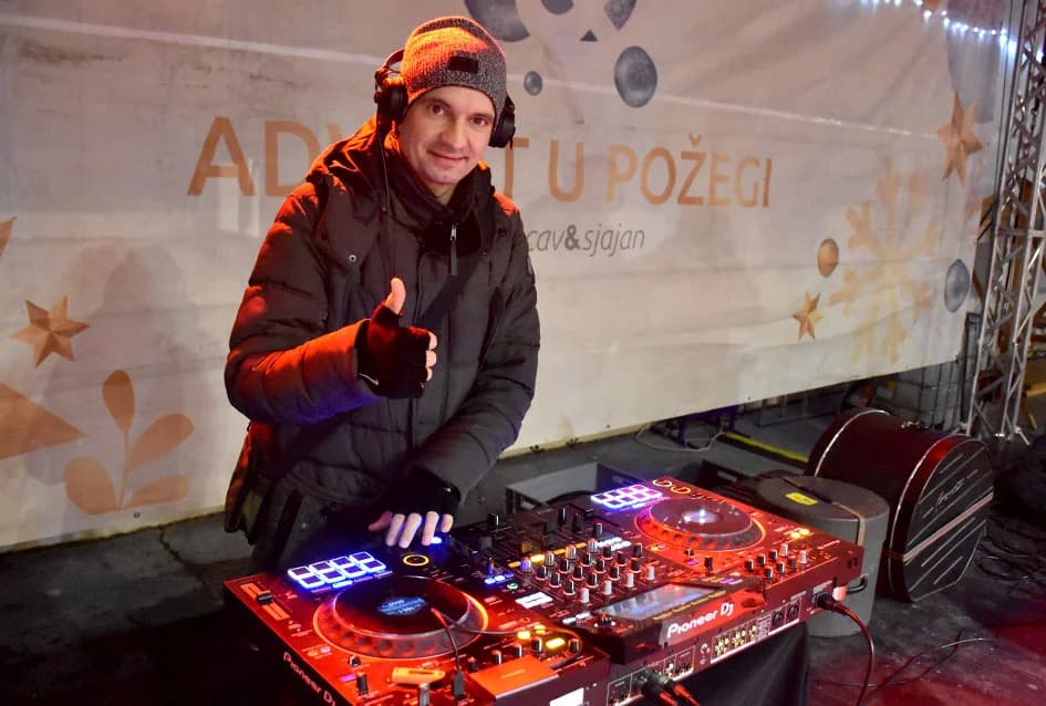 PONOVO OŽIVJELA ADVENTSKA POZORNICA U POŽEGI: Splićani zagrijali hladne Požežane