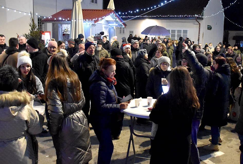 PONOVO OŽIVJELA ADVENTSKA POZORNICA U POŽEGI: Splićani zagrijali hladne Požežane