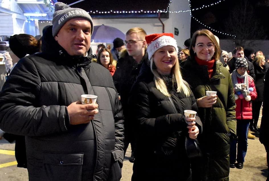 PONOVO OŽIVJELA ADVENTSKA POZORNICA U POŽEGI: Splićani zagrijali hladne Požežane