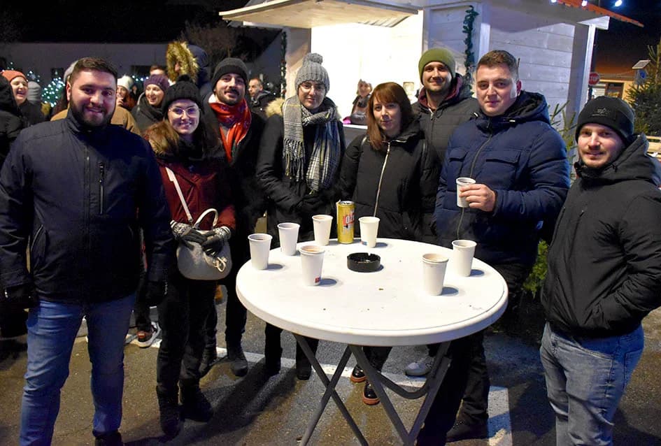 PONOVO OŽIVJELA ADVENTSKA POZORNICA U POŽEGI: Splićani zagrijali hladne Požežane