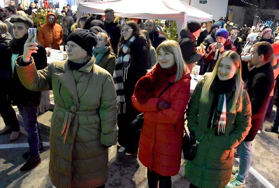 PONOVO OŽIVJELA ADVENTSKA POZORNICA U POŽEGI: Splićani zagrijali hladne Požežane