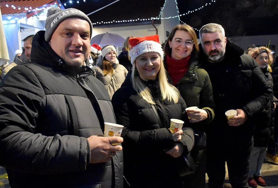PONOVO OŽIVJELA ADVENTSKA POZORNICA U POŽEGI: Splićani zagrijali hladne Požežane
