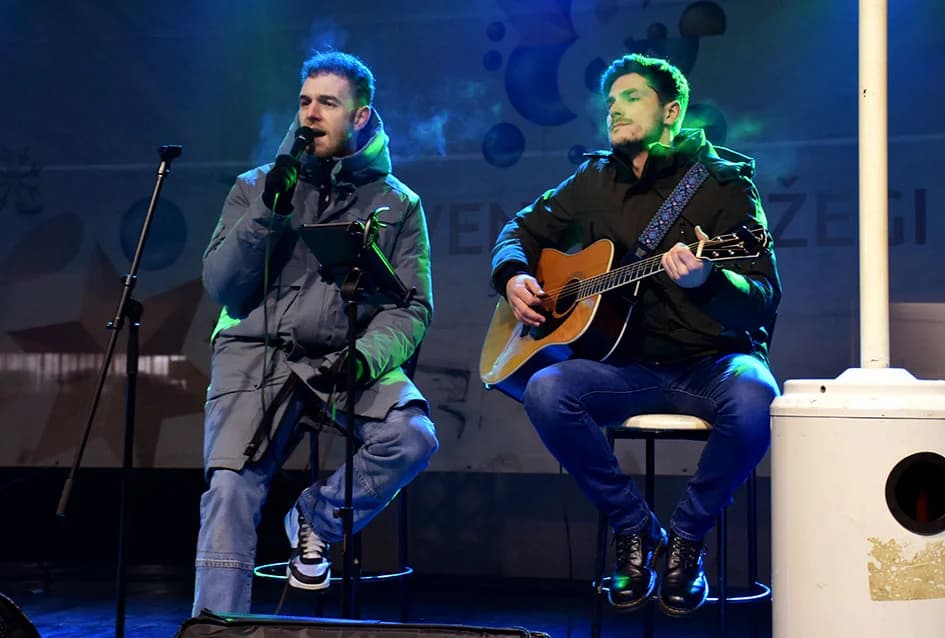 BLAGDANSKI PETAK IZA POŽEŠKE GRADSKE KUĆE  Nastupio lokalni dvojac, Teo i Marko
