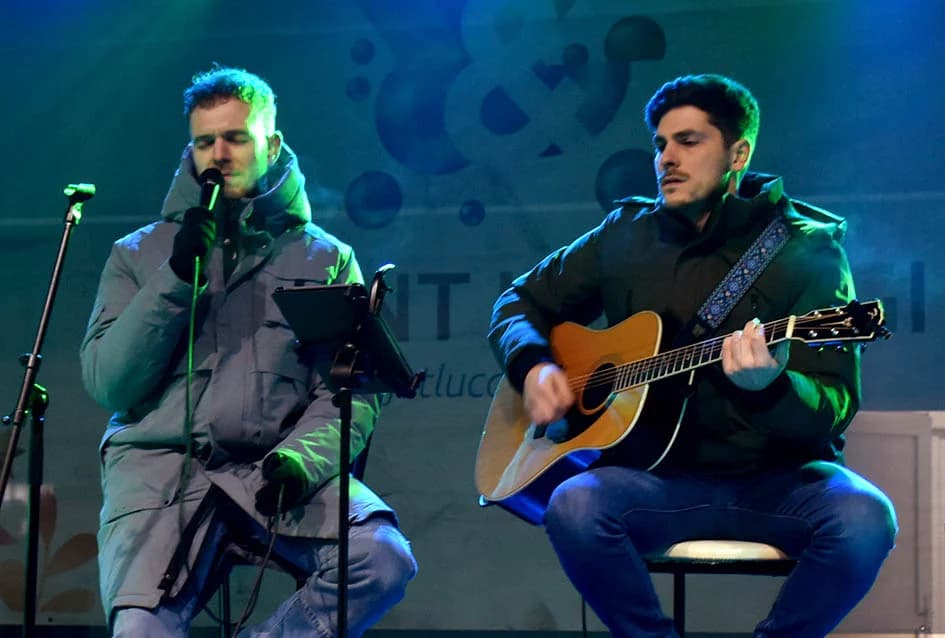 BLAGDANSKI PETAK IZA POŽEŠKE GRADSKE KUĆE  Nastupio lokalni dvojac, Teo i Marko