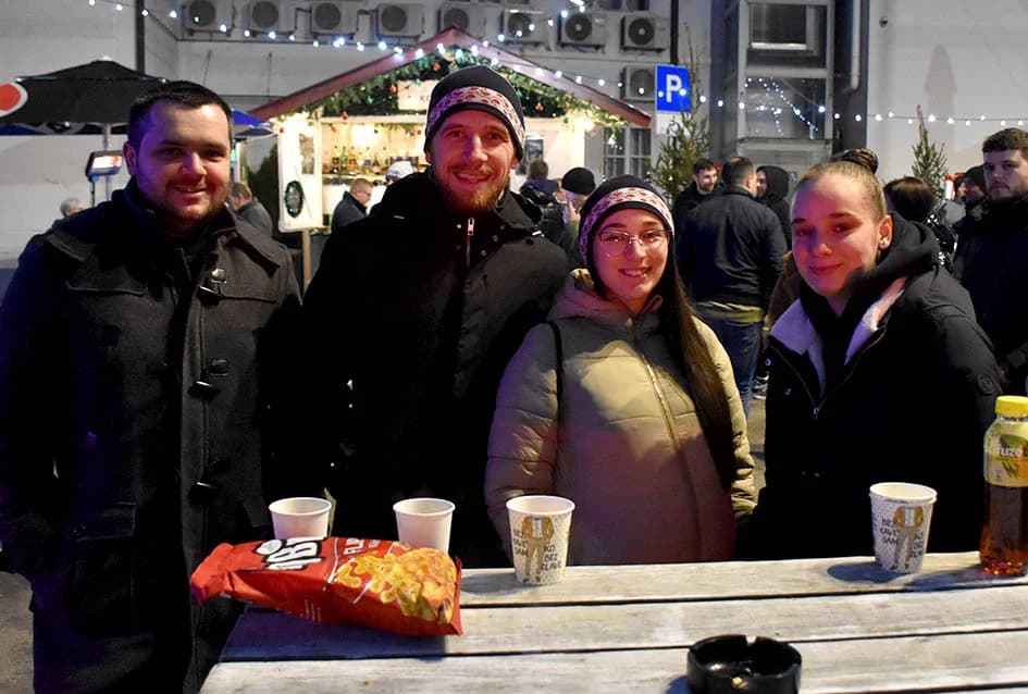 BLAGDANSKI PETAK IZA POŽEŠKE GRADSKE KUĆE  Nastupio lokalni dvojac, Teo i Marko