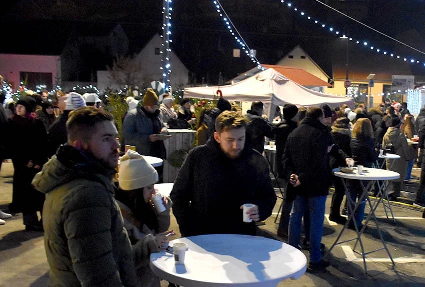 BLAGDANSKI PETAK IZA POŽEŠKE GRADSKE KUĆE  Nastupio lokalni dvojac, Teo i Marko