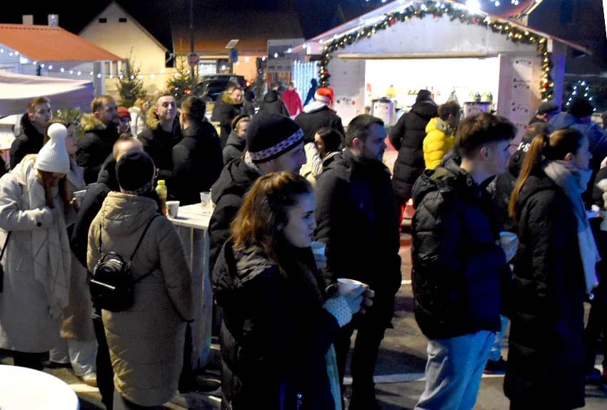 BLAGDANSKI PETAK IZA POŽEŠKE GRADSKE KUĆE  Nastupio lokalni dvojac, Teo i Marko