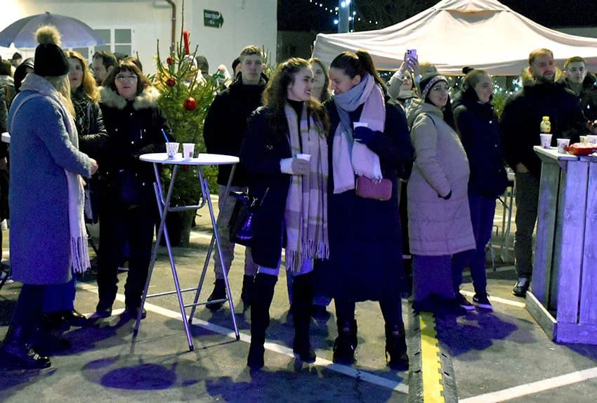 BLAGDANSKI PETAK IZA POŽEŠKE GRADSKE KUĆE  Nastupio lokalni dvojac, Teo i Marko