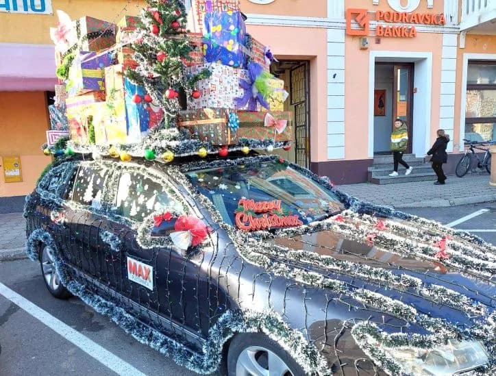 FOTOZABILJEŠKA: Božićna atrakcija ispred trgovačke radnje Max u Pleternici