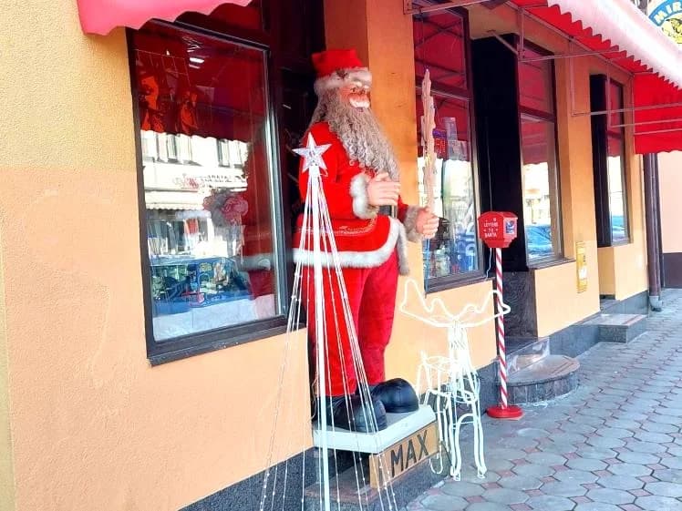 FOTOZABILJEŠKA: Božićna atrakcija ispred trgovačke radnje Max u Pleternici