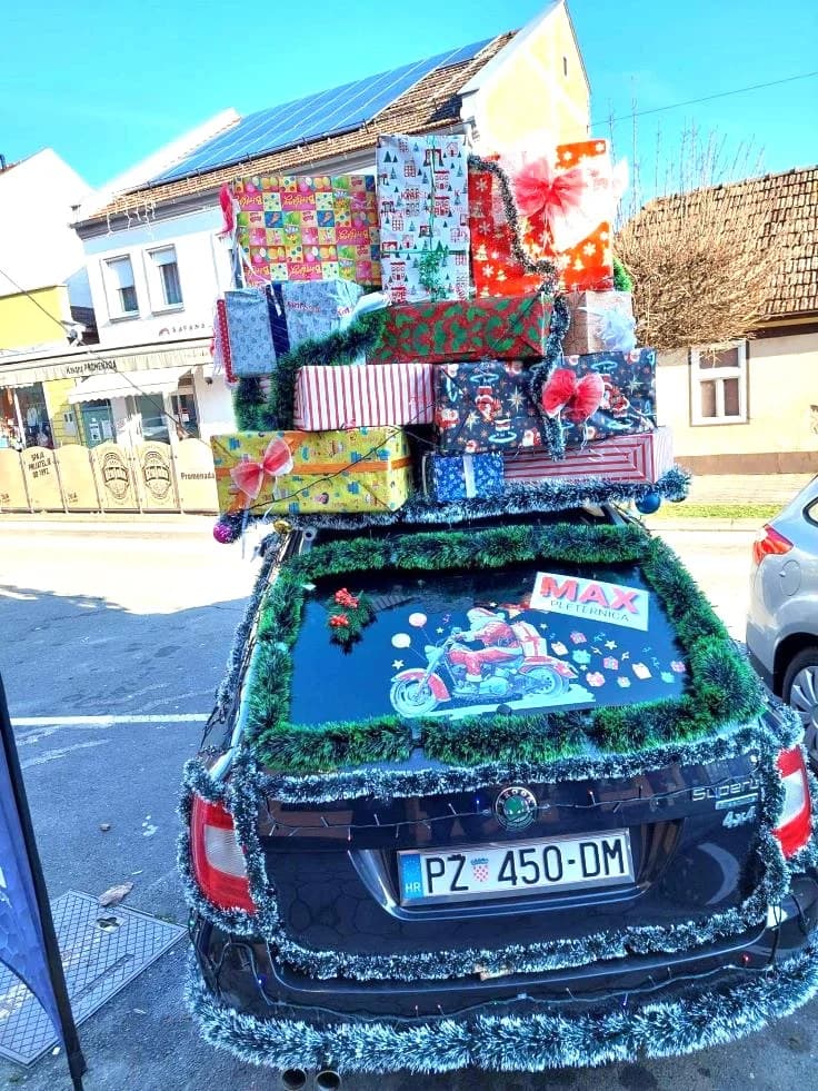 FOTOZABILJEŠKA: Božićna atrakcija ispred trgovačke radnje Max u Pleternici