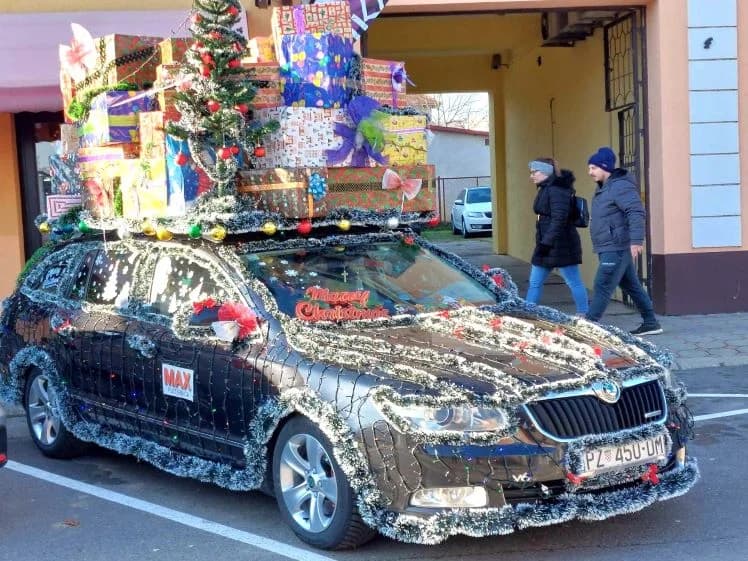 FOTOZABILJEŠKA: Božićna atrakcija ispred trgovačke radnje Max u Pleternici
