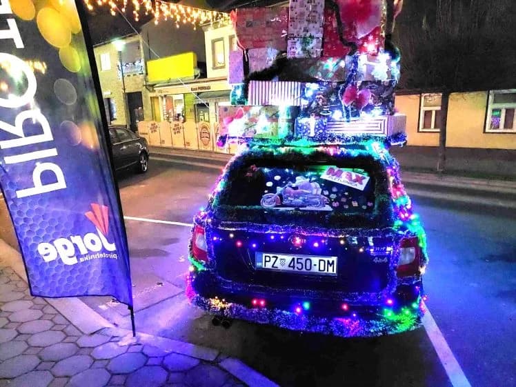 FOTOZABILJEŠKA: Božićna atrakcija ispred trgovačke radnje Max u Pleternici