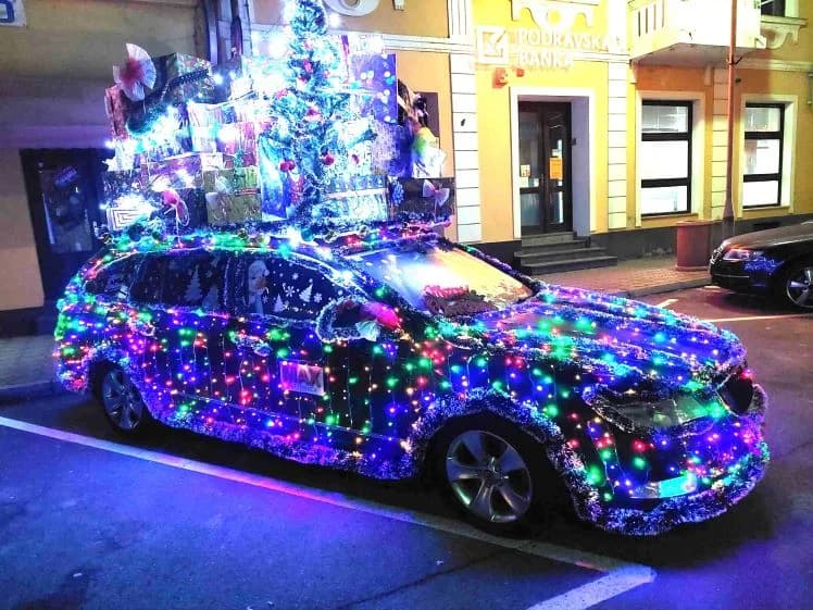 FOTOZABILJEŠKA: Božićna atrakcija ispred trgovačke radnje Max u Pleternici