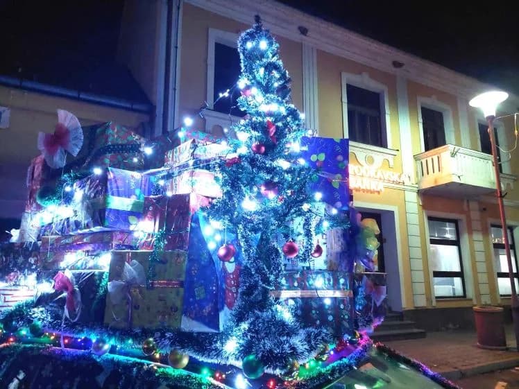 FOTOZABILJEŠKA: Božićna atrakcija ispred trgovačke radnje Max u Pleternici