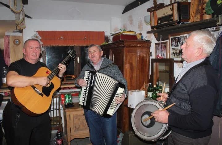 ZAVIČAJNI KUD „RAMA“ PLETERNICA: Održali tradicionalni božićni domjenak uz pjesmu i ples