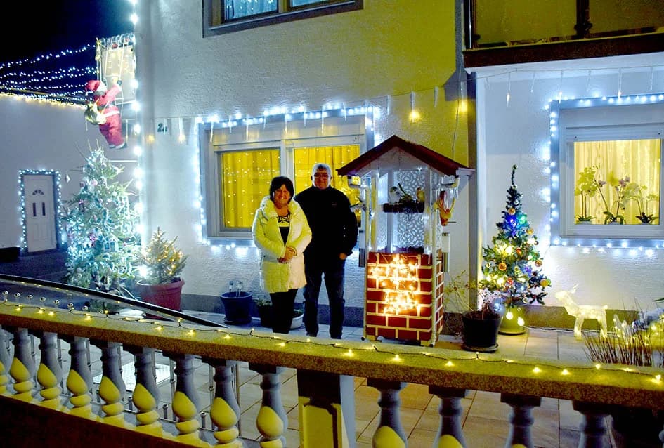 OBITELJ ČIČAK IZ VIDOVACA LAMPICAMA UKRASILA SVOJ DOM: Stari bicikl postao ukras