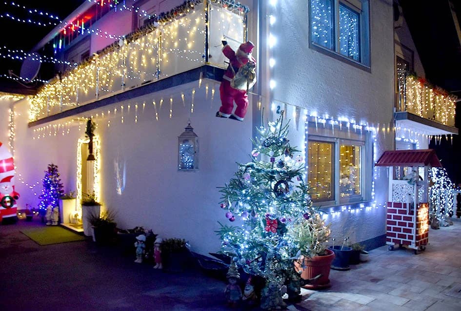 OBITELJ ČIČAK IZ VIDOVACA LAMPICAMA UKRASILA SVOJ DOM: Stari bicikl postao ukras