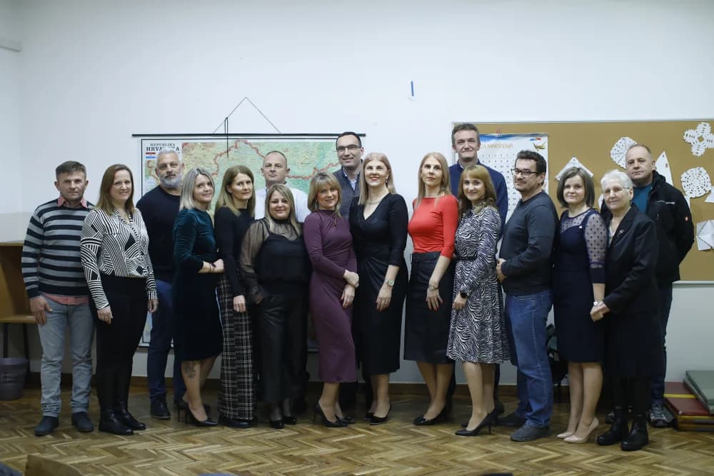 Sastala se generacija nakon 38 godina u školi svog djetinjstva: Učiteljica Nedjeljka Bilić ponvno u učionici sa svojim nekadašnjim učenicima
