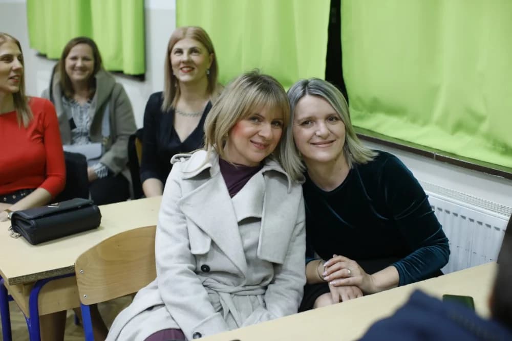 Sastala se generacija nakon 38 godina u školi svog djetinjstva: Učiteljica Nedjeljka Bilić ponvno u učionici sa svojim nekadašnjim učenicima