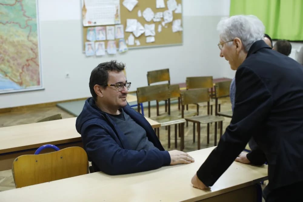 Sastala se generacija nakon 38 godina u školi svog djetinjstva: Učiteljica Nedjeljka Bilić ponvno u učionici sa svojim nekadašnjim učenicima